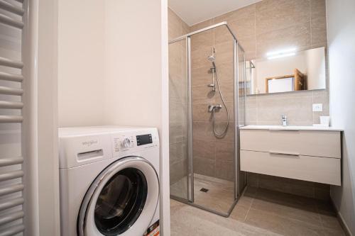 a washing machine in a bathroom with a shower at Résidence LUMI BATIMENT B - Appartement LUMI B pour 4 Personnes 994 in Valmorel