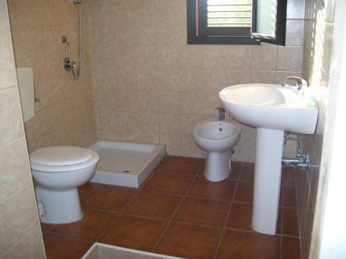 a bathroom with a toilet and a sink at Agriturismo Lu Palu in Perfugas