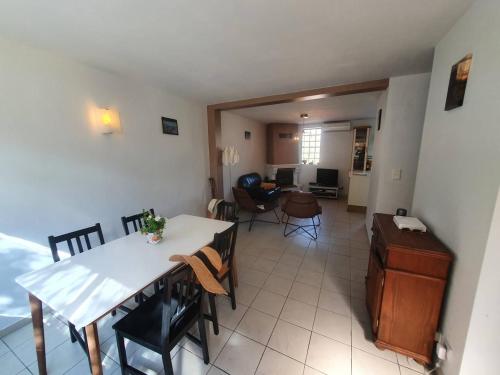 Face à la plage de sable, climatisation, internet, 3 chambres