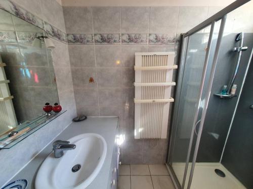 une salle de bain avec un lavabo et une douche dans l'établissement Face à la plage de sable, climatisation, internet, 3 chambres, à Saint-Mandrier-sur-Mer