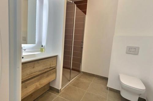 une salle de bain avec toilettes, lavabo et douche dans l'établissement Capri Gra, à Valras-Plage
