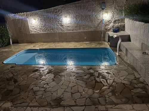 パラチにあるbela casa no verde a 10 minutos do centroの石造りの床と石の壁のスイミングプール