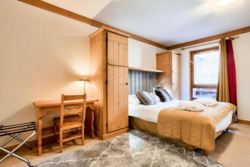 a bedroom with a bed and a desk and a window at Résidence Les Arcs 1950 Le Village - maeva Home - Appartement 3 Pièces 6 Personnes - Sélection MAE-4534 in Bourg-Saint-Maurice