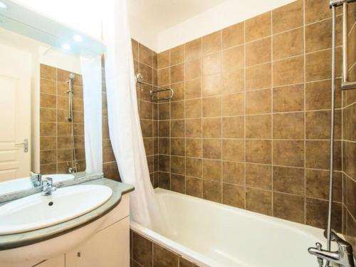 a bathroom with a tub and a sink and a shower at Appartement confortable 2 Pièces Cabine 6 Personnes in Orcières