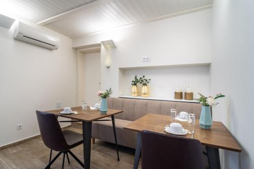 Un comedor con mesa y sillas en Templo Boutique Hotel, en Évora