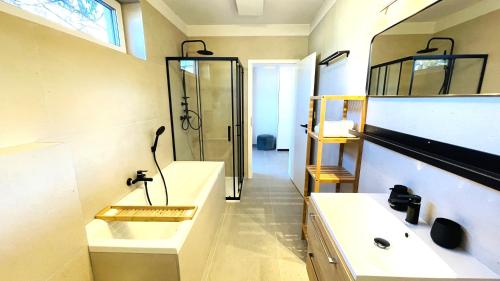 Ванная комната в House FLOW, 3 room, free 2 parking