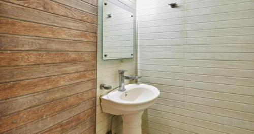 ein Bad mit einem WC und einem Waschbecken in der Unterkunft Hotel Indo Continental in Neu-Delhi