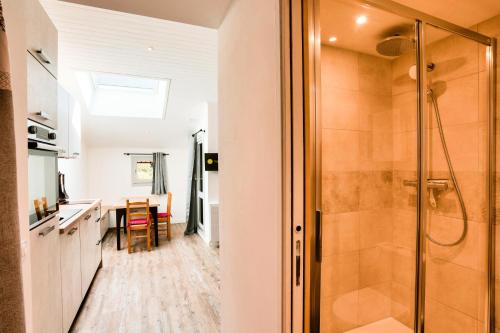 La salle de bains est pourvue d'une douche. dans l'établissement Les Résidences de Valmorel - maeva Home - Studio 4 personnes - Sélection 384, à Valmorel
