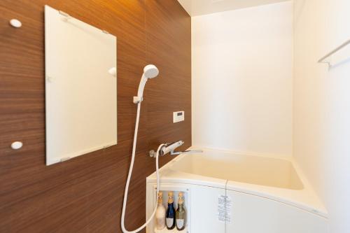 a bathroom with a sink and a mirror at SHUNNO Ashinoko, SHUNNO ASINOKO - Vacation STAY 00097v in Sekishoato