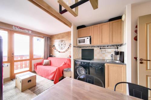 une cuisine et un salon avec une table et un canapé dans l'établissement Résidence La Marelle et Le Rami - maeva Home - Appartement 2 pièces 4 personnes - Sélection MAE-0944, à La Plagne Tarentaise