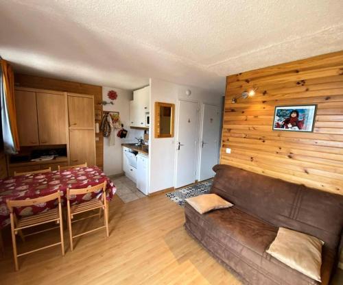 ein Wohnzimmer mit einem Sofa und einem Tisch in der Unterkunft Résidence Airelles A - 2 Pièces pour 4 Personnes 424 in Risoul