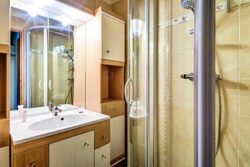 une salle de bain avec un lavabo et une douche dans l'établissement Résidence Callisto - maeva Home - Appartement 3 pièces 6 personnes - Budget MAE-8964, à Aime La Plagne