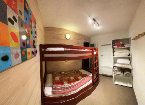 a bunk bed room with two bunk beds in it at Résidence Cesier - 2 Pièces pour 4 Personnes 444 in Risoul