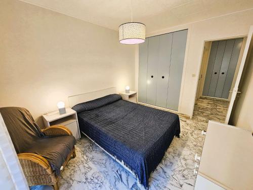une chambre avec un lit, un canapé et une chaise dans l'établissement Au coeur du village,6 couchages, à Saint-Mandrier-sur-Mer