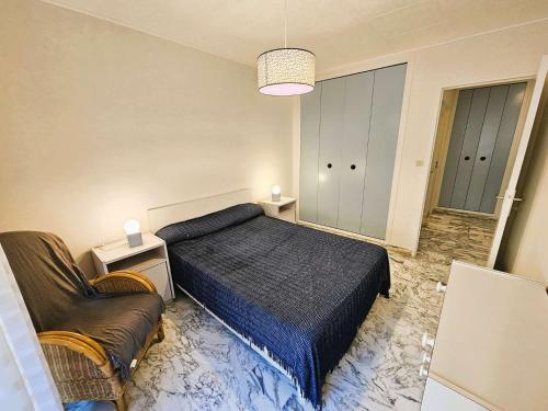 um quarto com uma cama, um sofá e uma cadeira em Au coeur du village,6 couchages em Saint-Mandrier-sur-Mer