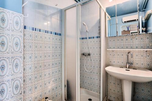 ein Bad mit einer Dusche, einem Waschbecken und einem WC in der Unterkunft Résidence Le Hameau - maeva Home - Studio 4 personnes - Sélection 854 in Vars