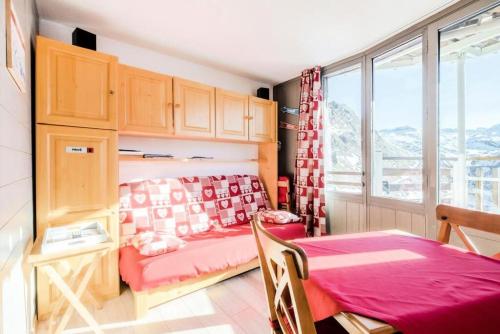 une chambre avec une table, une table et une fenêtre dans l'établissement Résidence Les Ruches - maeva Home - Studio 4 personnes avec vue montagne - Prestige - super Home MAE-8404, à Avoriaz