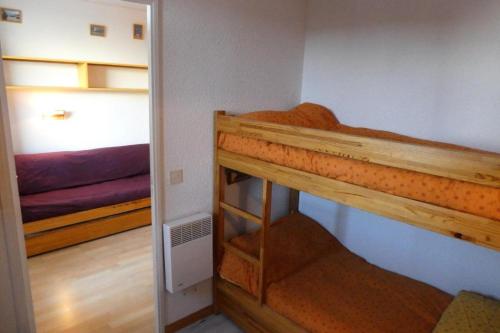 1 dormitorio con 2 literas en una habitación en Résidence Aurans - 2 Pièces pour 6 Personnes 134 en Réallon
