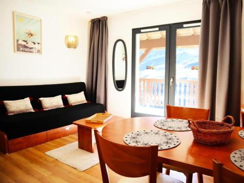 un salon avec une table et un canapé dans l'établissement Résidence Pic Du Midi - Apt n°80 - 3eme étage - Bâtiment Desman MAE-8274, à La Mongie