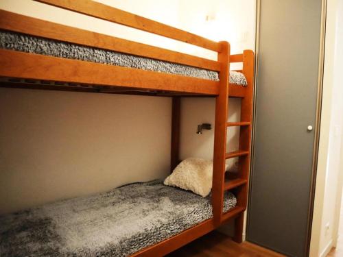1 dormitorio con 2 literas en una habitación en Résidence Pic Du Midi - Studio pour 4 Personnes 274, en La Mongie