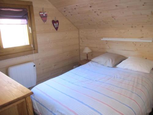 雷阿隆的住宿－Chalet Aiguilles - Chalets pour 8 Personnes 214，小木屋内一间卧室,配有一张床