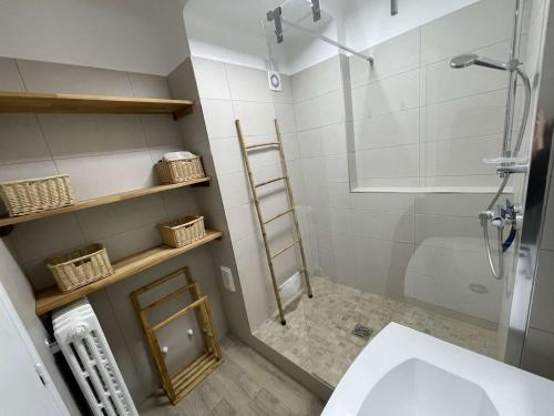 une salle de bain avec douche et lavabo dans l'établissement Appartement lumineux à deux pas de la plage, tout équipé et tout à pied !, à La Seyne-sur-Mer