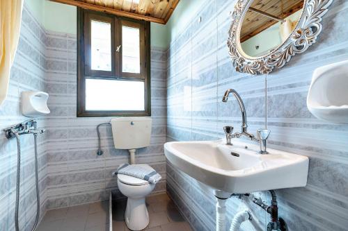 un baño con lavabo e inodoro en Old Boat 12, en Nikiana