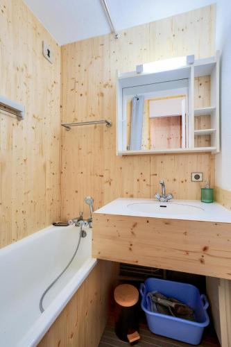 une salle de bain avec un lavabo, une baignoire et un miroir dans l'établissement Quartier Crève Cœur - maeva Home - Appartement 2 pièces 5 personnes - Confort MAE-1244, à Valmorel