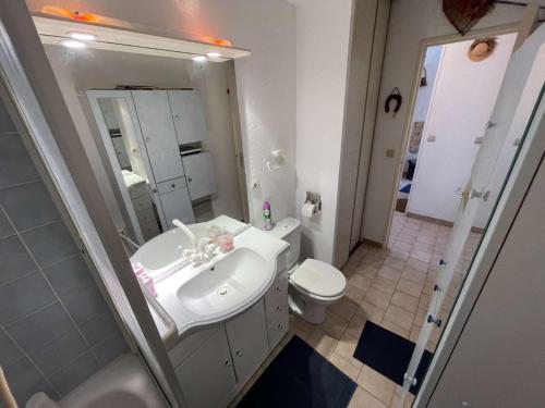 une salle de bain avec un lavabo et des toilettes dans l'établissement 2 chambres au coeur de la station balnéaire, plage de sable, à La Seyne-sur-Mer