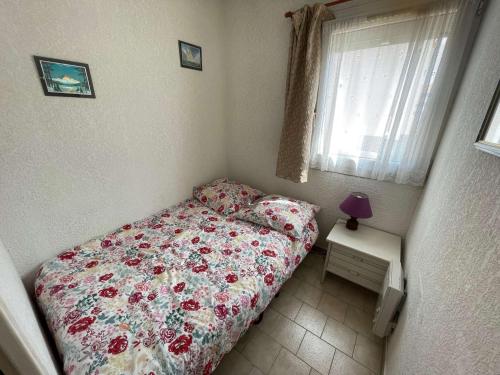 une petite chambre avec un lit et une fenêtre dans l'établissement 2 chambres au coeur de la station balnéaire, plage de sable, à La Seyne-sur-Mer