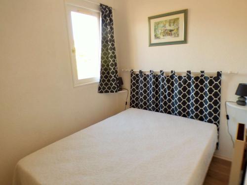 une petite chambre avec un lit et une fenêtre dans l'établissement Résidence avec piscine, vue mer, tennis, parc pour enfants, à Saint-Mandrier-sur-Mer