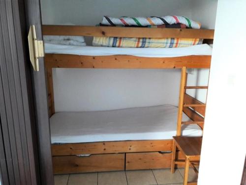 a couple of bunk beds in a room at Résidence Gardette - Studio pour 4 Personnes 504 in Réallon