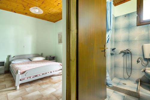 1 dormitorio con cama, ducha y baño en Old Boat double studio 9, en Nikiana