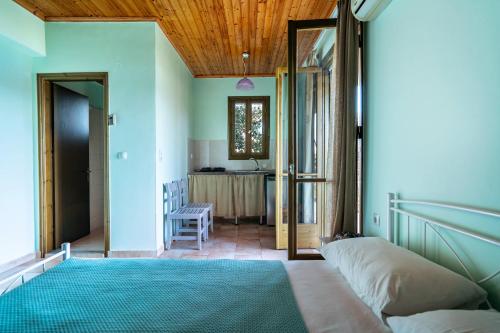 una sala de estar con una cama y una mesa en Old Boat double studio 10, en Nikiana