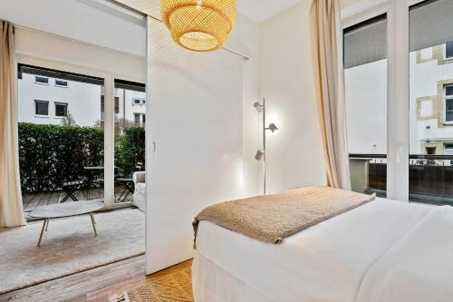 Postel nebo postele na pokoji v ubytování Elegant 1BR - Limpertsberg Gem