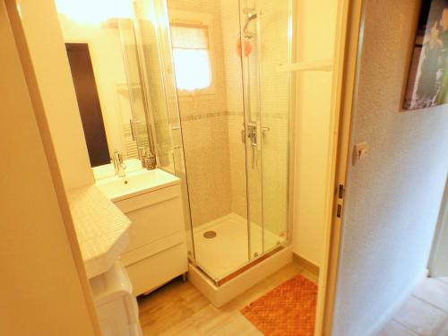 une salle de bain avec douche et lavabo dans l'établissement Résidence avec piscine, vue mer, tennis, boulodrome, accès à la plage., à Saint-Mandrier-sur-Mer