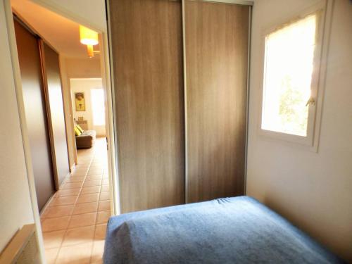 - une chambre avec une porte menant à un couloir et une fenêtre dans l'établissement Résidence avec piscine, vue mer, tennis, boulodrome, accès à la plage., à Saint-Mandrier-sur-Mer