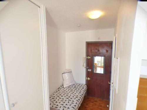 une petite chambre avec un banc à côté d'une porte dans l'établissement Superbe vue mer, au dernier étage avec ascenseur, résidence avec piscine, à La Seyne-sur-Mer