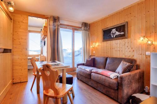 un salon avec un canapé et une table dans l'établissement Quartier Crève Cœur - maeva Home - Studio 4 Personnes - Confort MAE-3811, à Valmorel