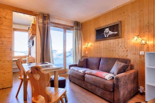 un salon avec un canapé et une table dans l'établissement Quartier Crève Cœur - maeva Home - Studio 4 Personnes - Confort MAE-3811, à Valmorel