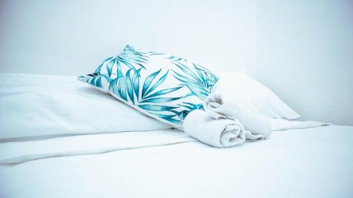 ein Bett mit einem Kissen und Handtüchern darauf in der Unterkunft Luna Prime Hub And Inn in Olongapo