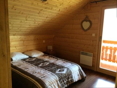 Кровать или кровати в номере Chalets Des Aiguilles - Chalets pour 8 Personnes 674
