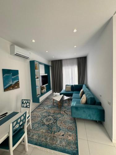 sala de estar con sofá azul y mesa en Holiday Room In Bajram Curri Tropoje en Lezhë