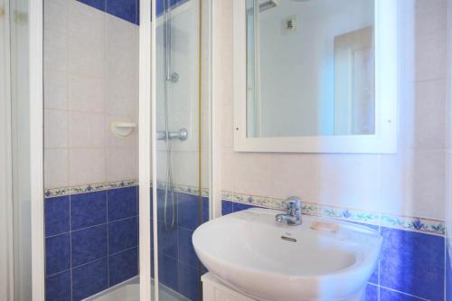 une salle de bain avec un lavabo et une douche dans l'établissement Résidence le Hameau des Issambres - maeva Home - 2 Pièces 6 Personnes Sélection MAE-0735, aux Issambres