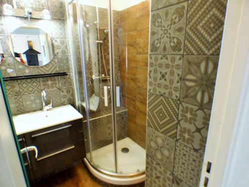 une salle de bain avec une douche, des toilettes et un lavabo dans l'établissement Appartement refait à neuf, résidence avec piscine à Saint Mandrier village, à Saint-Mandrier-sur-Mer