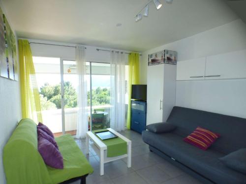 un salon avec un canapé et une table dans l'établissement Pleine vue mer, climatisation, plage à deux pas, Tout à pied, à La Seyne-sur-Mer