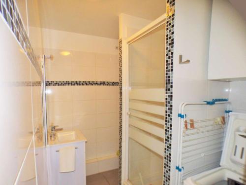 une salle de bain avec douche et lavabo dans l'établissement Pleine vue mer, climatisation, plage à deux pas, Tout à pied, à La Seyne-sur-Mer