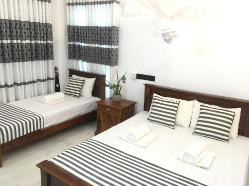 Postel nebo postele na pokoji v ubytování Dimuthu Green Villa