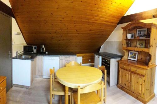 eine Küche mit einem Holztisch und einer Holzdecke in der Unterkunft Résidence Bara -baratier - Pièces 874 in Baratier