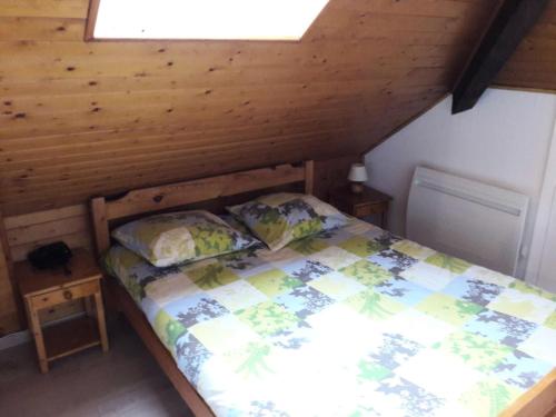ein Schlafzimmer mit einem Bett in einem Holzzimmer in der Unterkunft Résidence Bara -baratier - Pièces 874 in Baratier